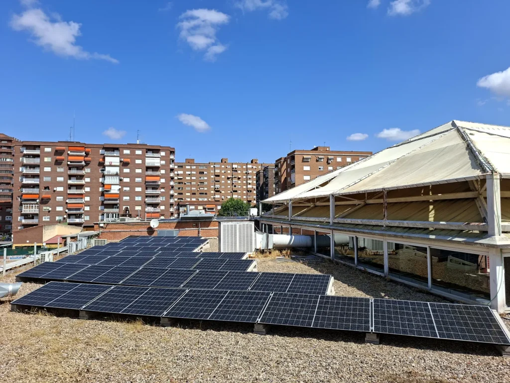 Paneles solares en la cubierta de un edificio