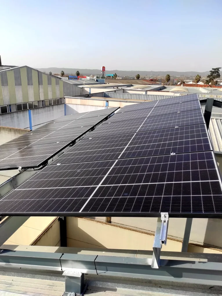 Estructura con paneles solares sobre cubierta