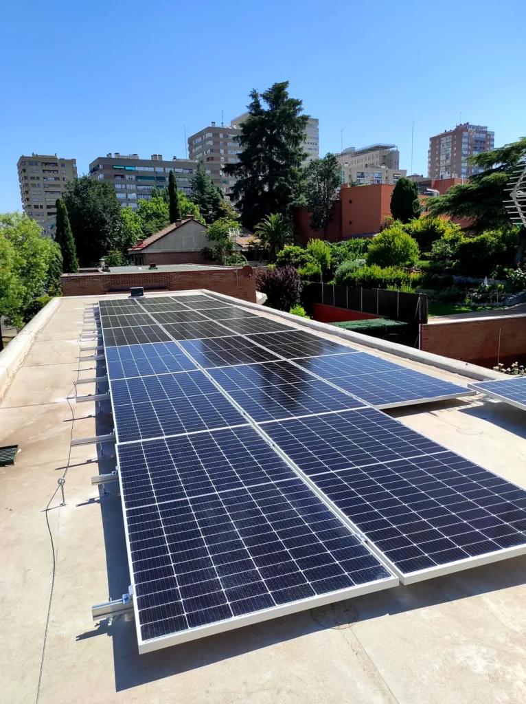 Paneles fotovoltaicos en la azotea de un edificio