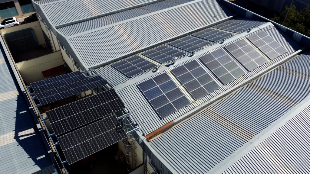 Vista aérea de una instalación fotovoltaica sobre nave industrial
