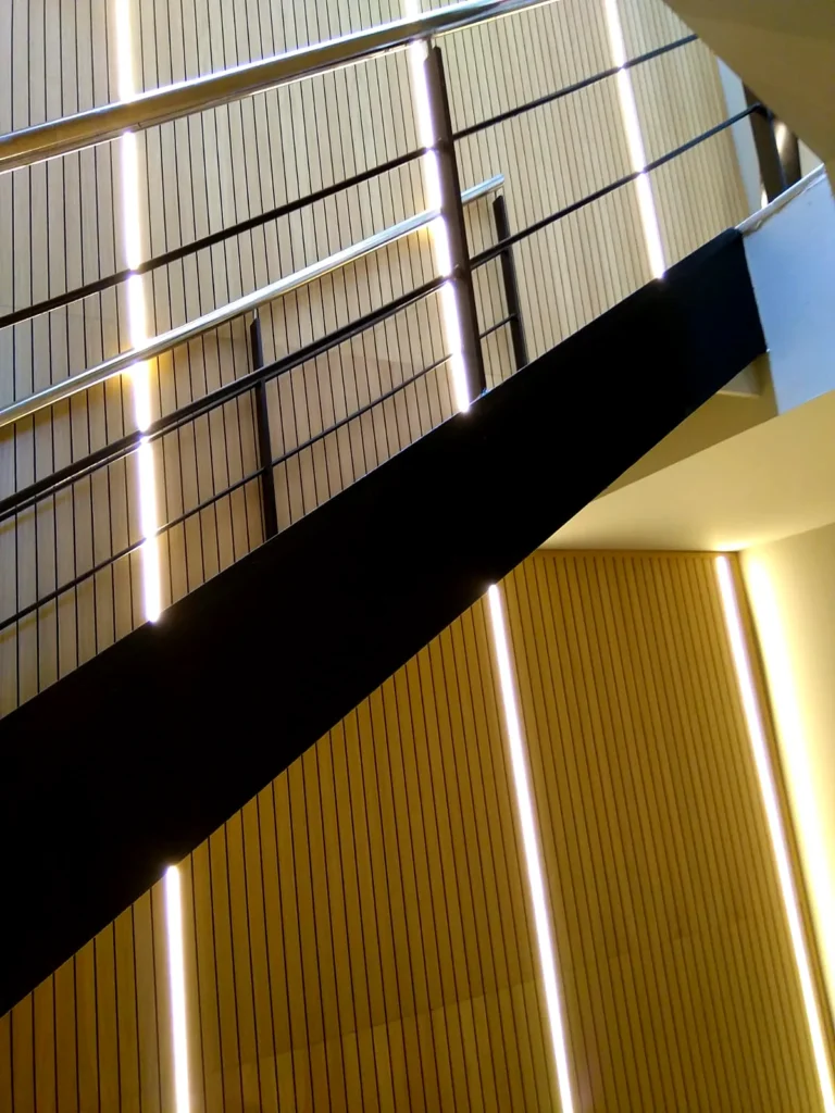 Escalera con iluminación LED lineal