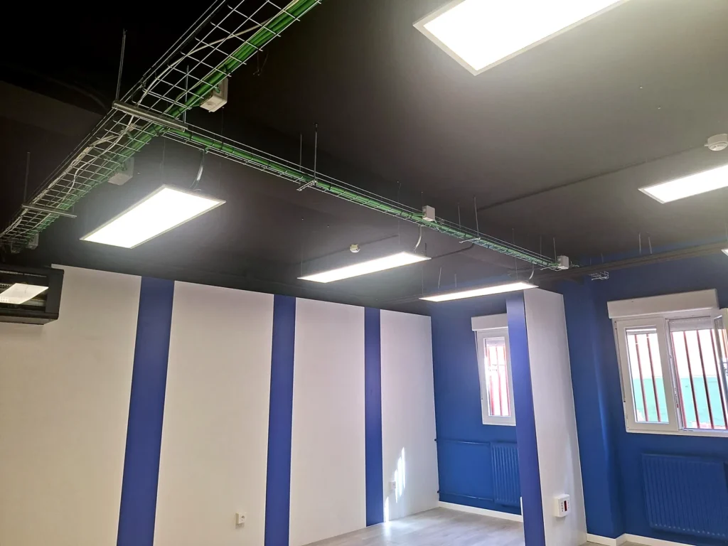 Local reformado con paneles LED en el techo