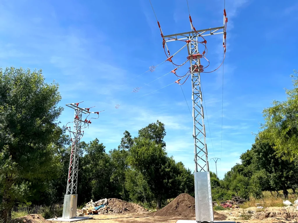 Apoyos de una línea de alta tensión recién instalados