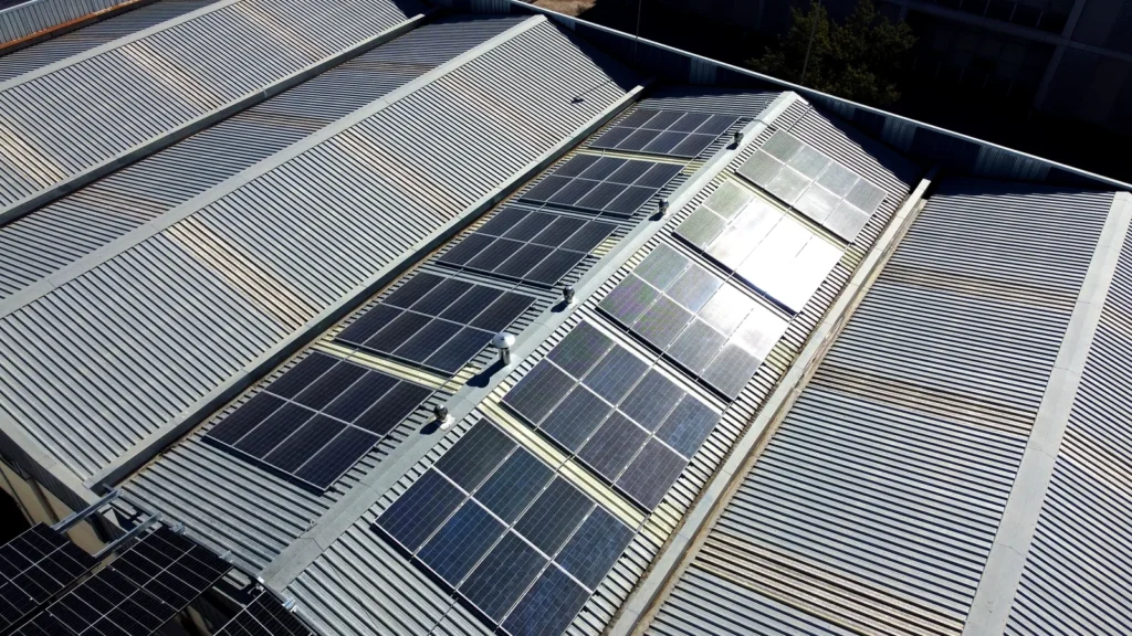 Vista aérea de paneles solares en la cubierta de una nave